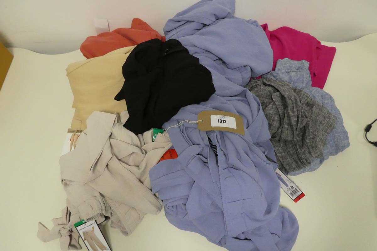 Lot 1439 - Approx. 20 items of women's clothing. To...