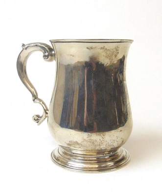 Lot 401 - A George II silver cup or breaker with 'GW to...