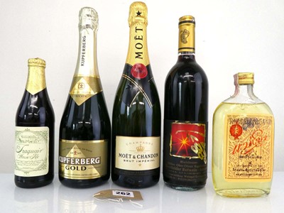 Lot 262 - 5 various bottles, 1x Moet & Chandon Brut...