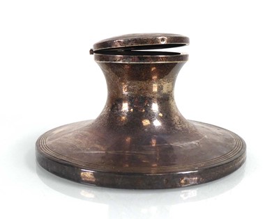 Lot 417 - An early 20th century silver capstan inkwell,...