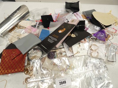 Lot 2048 - Assortment of loose costume and dress jewellery