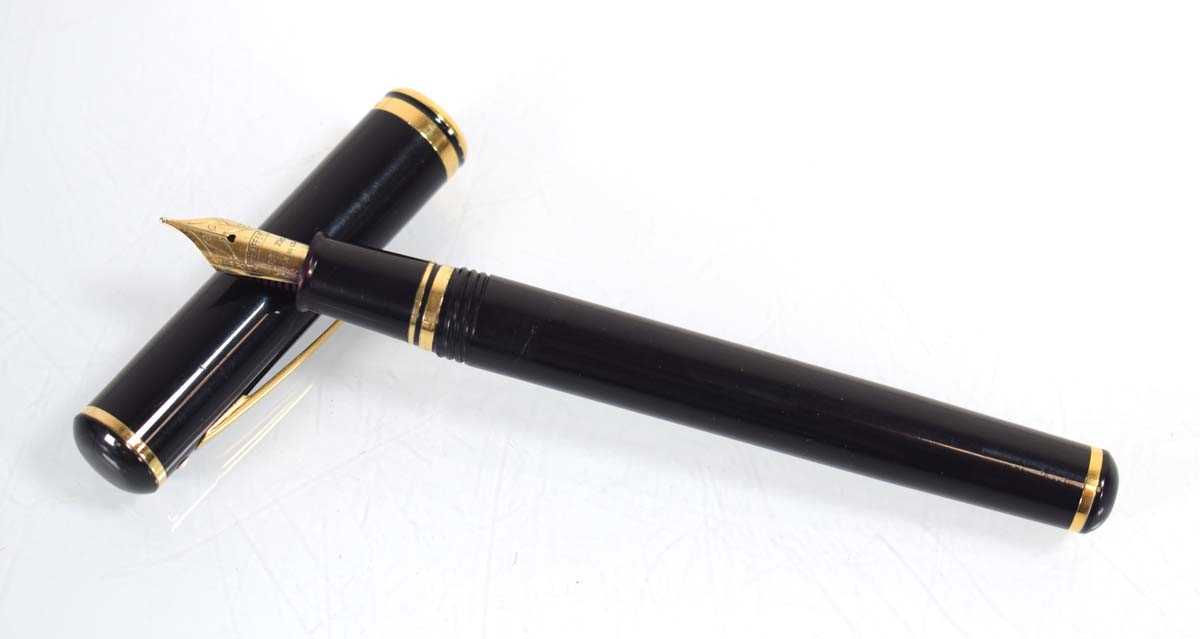 Lot 114 - A Sheaffer's fountain pen with an 18ct gold...