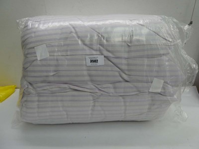 Lot 3280 - Set of 4 pillows