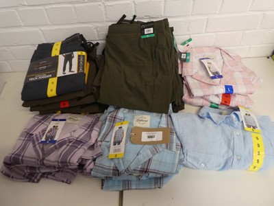 Lot Approx. 25 items of men's and women's clothing....