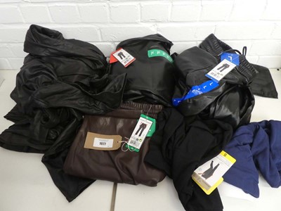 Lot 1077 - Approx. 20 items of women's trousers and...