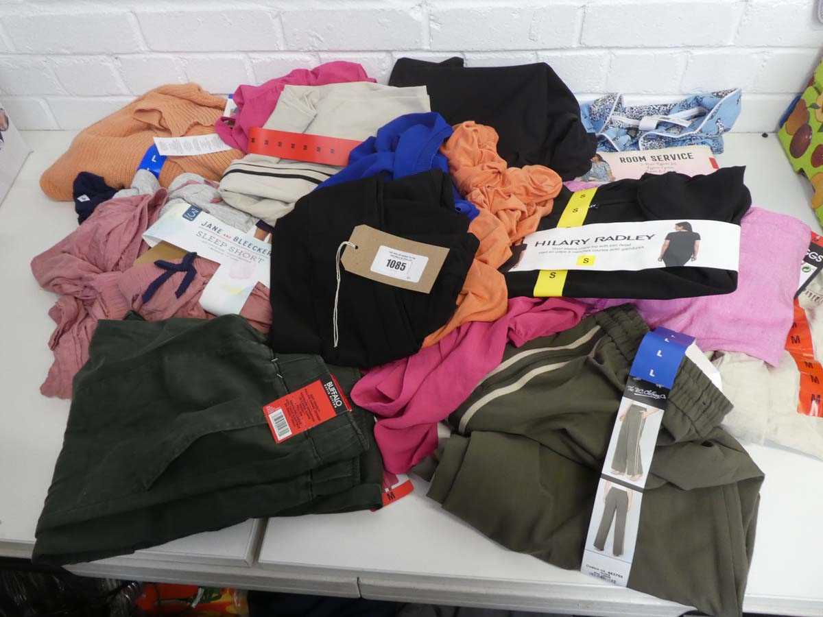 Lot 1085 - Approx. 23 items of women's clothing. To...