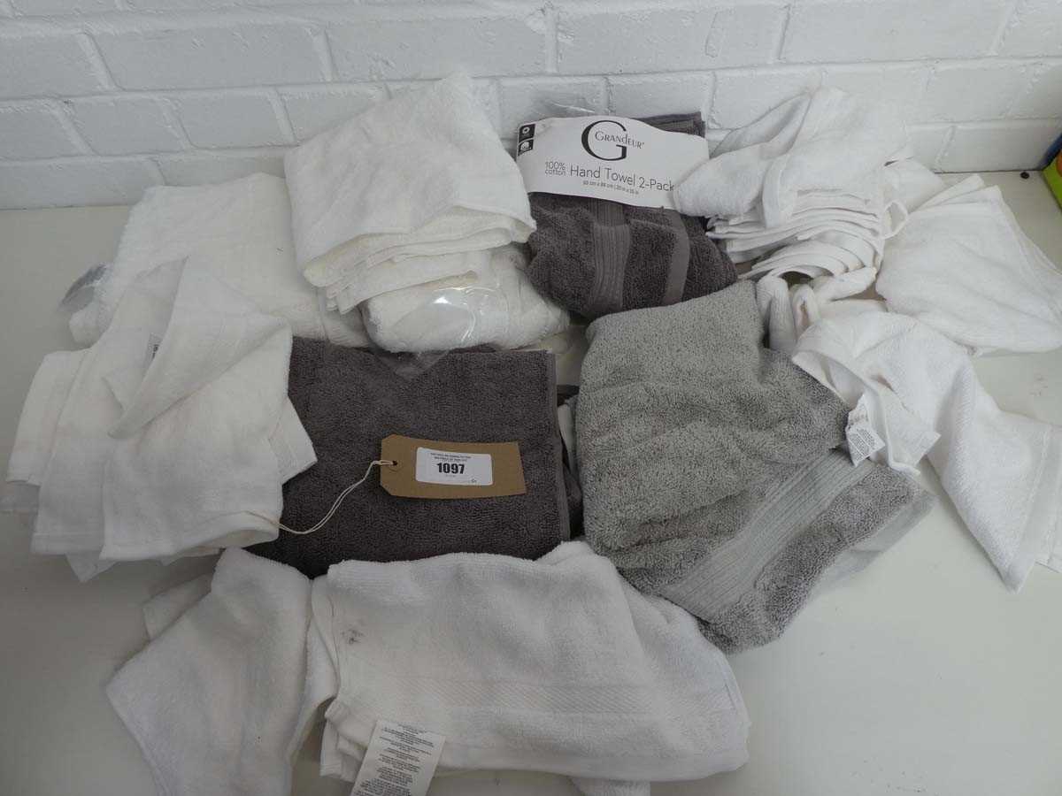 Lot 1097 - A mixed lot of hand towels and flannels by...