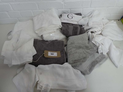 Lot A mixed lot of hand towels and flannels by...