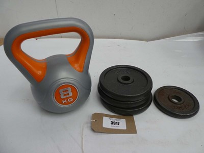 Lot 3222 - 8kg kettlebell and weight plates