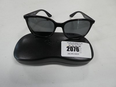 Lot 2076 - Ray-Ban RB7066 sunglasses with case