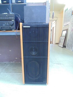 Lot 4 - A pair of Cambridge Audio R40 speakers