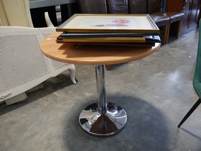 Lot 1082 - Wood effect topped small round table