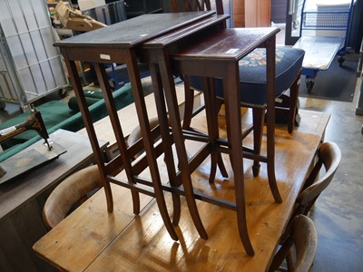 Lot 1092 - Nest of 3 tables/ plant stands