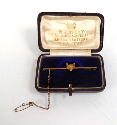 Lot 428 - A 9ct yellow gold bar brooch in the form of a...