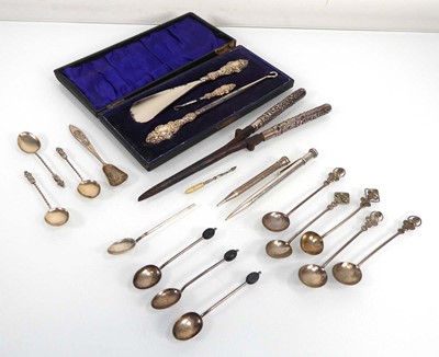 Lot 435 - A mixed group of silver and metalware...