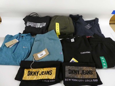 Lot 1392 - Approx. 10 items of branded clothing. To...