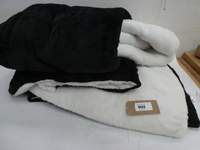 Lot 3522 - Large black & white throw