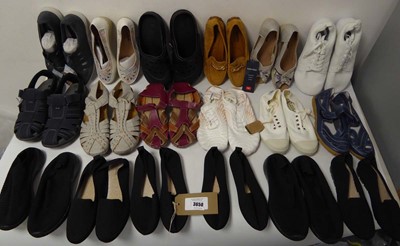 Lot 3650 - 18 pairs of ladies shoes of various styles and...