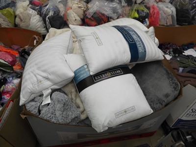 Lot 3879 - Pallet box of used bedding