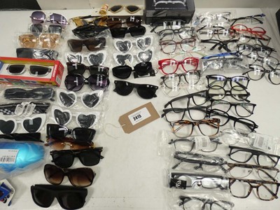 Lot 2415 - Quantity of loose sunglasses and reading glasses