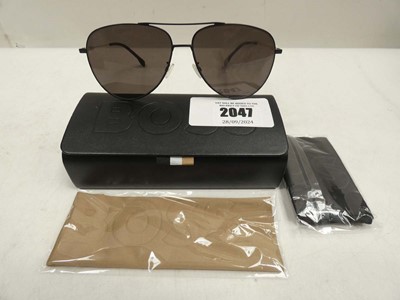 Lot 2047 - Hugo Boss 1558 sunglasses with case