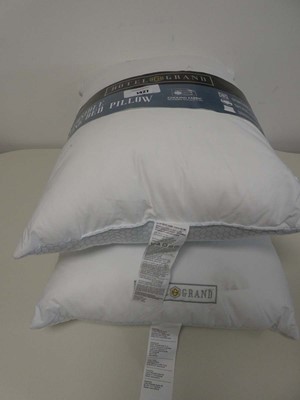 Lot 1427 - A pair of hotel grand cooling pillows