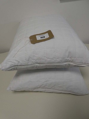 Lot 1429 - A pair of hotel grand memory foam pillows