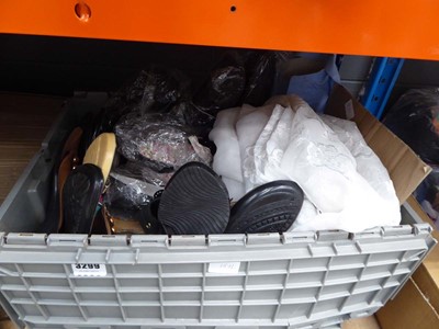 Lot 3309 - Box of mixed assorted shoes and blankets