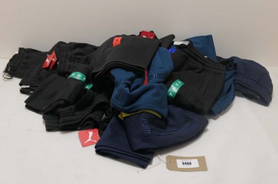 Lot 3460 - 15 pairs of men's Puma shorts