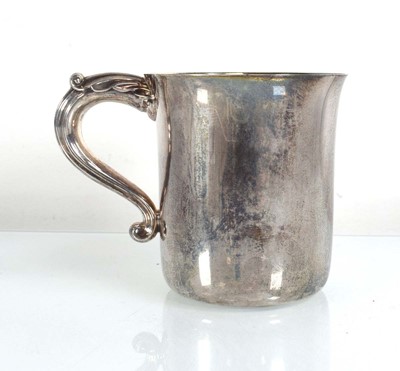 Lot 467 - A silver tankard of cylindrical form with leaf...