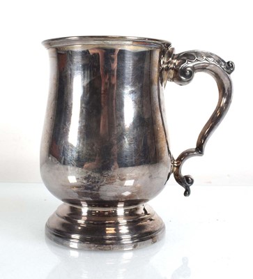 Lot 468 - A silver tankard of typical form with leaf...