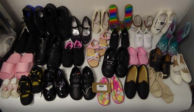 Lot 3692 - 26 pairs of kids/juniors shoes of various...