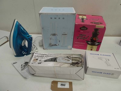 Lot 3942 - Smeg blender, Mini Party chocolate fountain,...