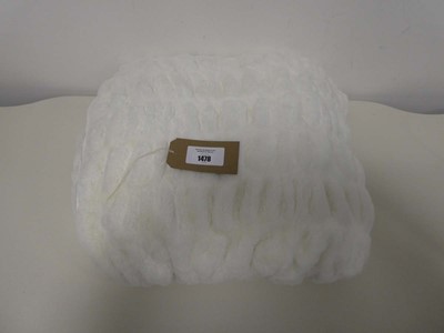 Lot 1478 - A cream/white faux fur throw.