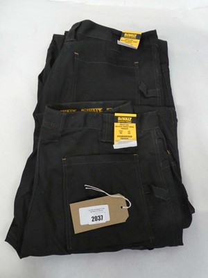 Lot 2 pairs of men's Dewalt holster pocket work...