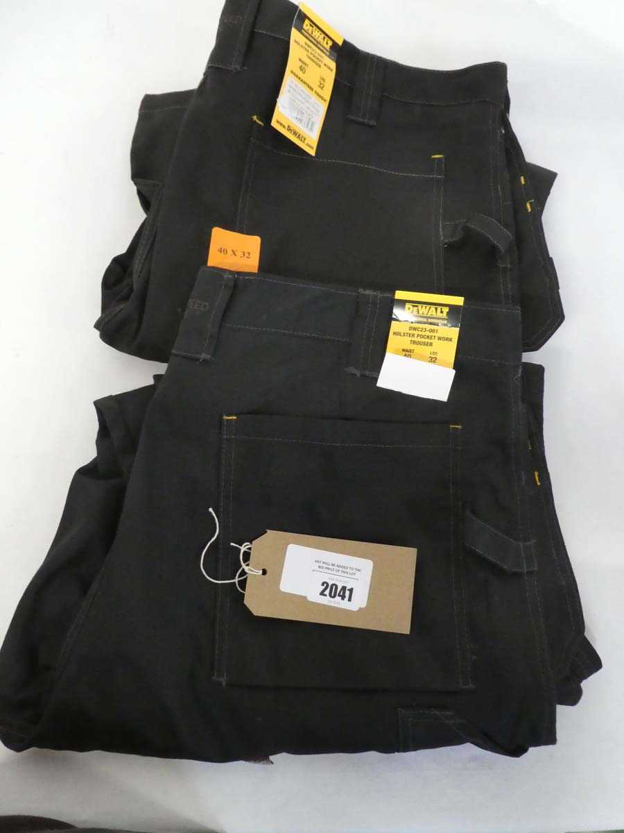 Lot 2 pairs of men's Dewalt holster pocket work...