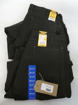 Lot 2 pairs of men's Dewalt holster pocket work...