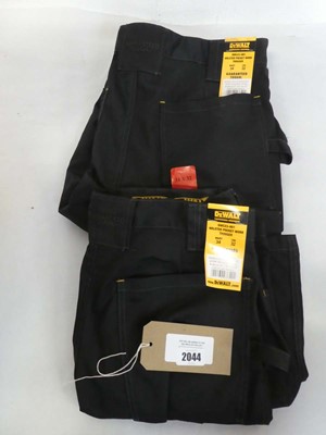 Lot 2 pairs of men's Dewalt holster pocket work...