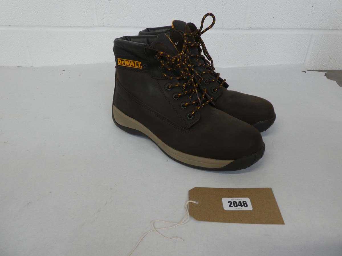 Lot An unboxed pair of men's Dewalt mason steel...