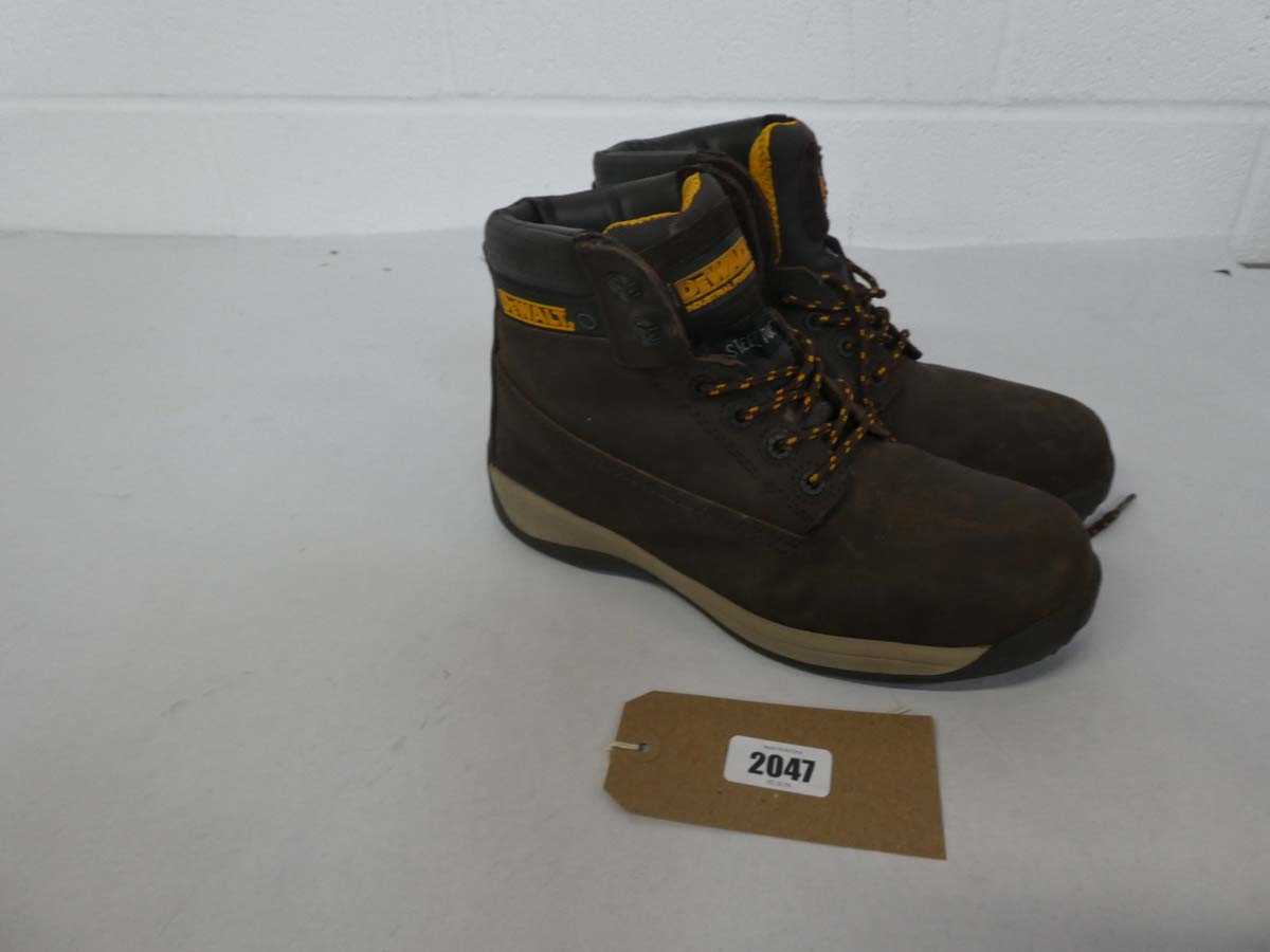 Lot An unboxed pair of men's Dewalt mason steel...