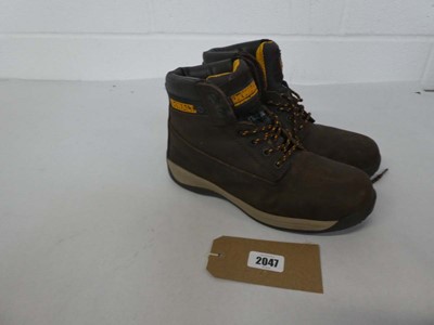 Lot An unboxed pair of men's Dewalt mason steel...