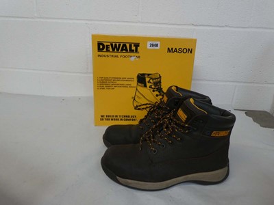 Lot An boxed pair of men's Dewalt mason steel toe...