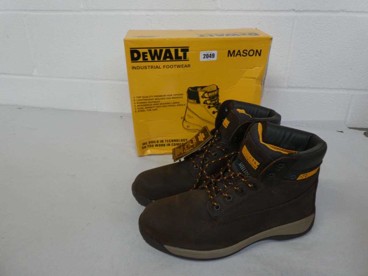 Lot An boxed pair of men's Dewalt mason steel toe...