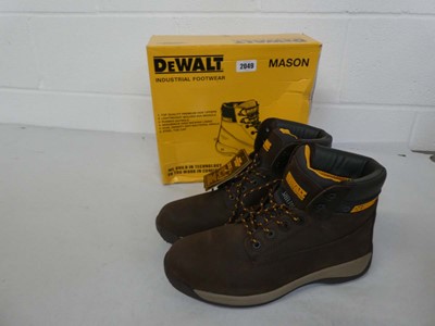 Lot An boxed pair of men's Dewalt mason steel toe...