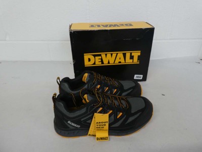 Lot An boxed pair of men's Dewalt Monroe steel toe...