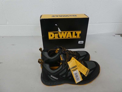 Lot An boxed pair of men's Dewalt Monroe steel toe...