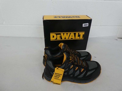 Lot An boxed pair of men's Dewalt Monroe steel toe...