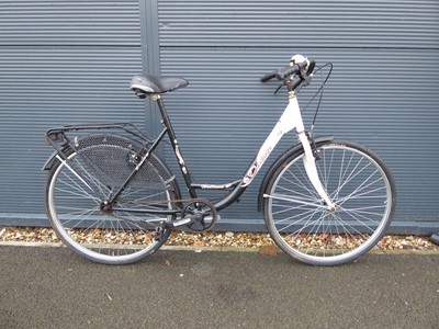 Lot 4046 - Daisy Holland black and white town bike