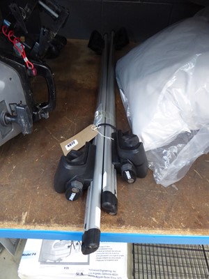 Lot 4072 - 2 Thule roof bars with key