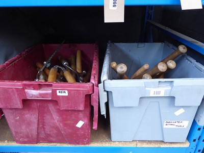 Lot 4074 - 2 boxes of assorted garden loppers